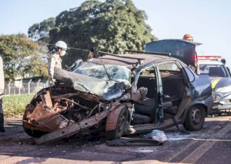 Carro invade pista e bate de frente com caminhão na BR-262 em Campo Grande